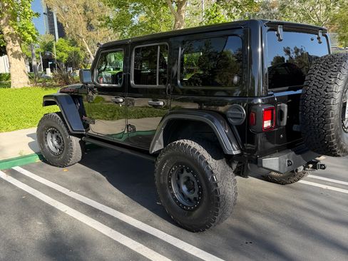 Used 2019 Jeep Wrangler Unlimited Rubicon AWD/4WD image 2