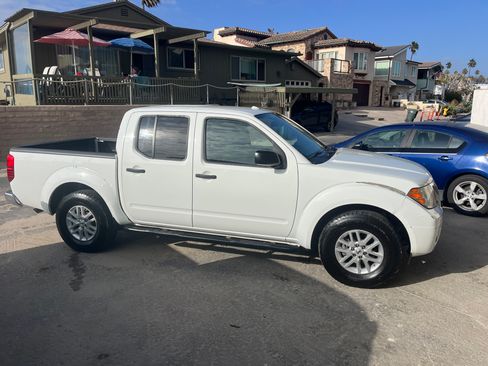 Used 2017 Nissan Frontier SV RWD image 1