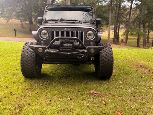 Used 2017 Jeep Wrangler Unlimited Sahara AWD/4WD image 2