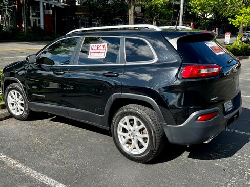 Used 2018 Jeep Cherokee Latitude Plus AWD/4WD image 2