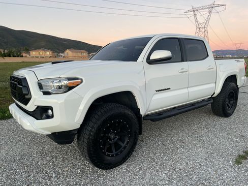 Used 2019 Toyota Tacoma TRD Sport w/ TRD Premium Sport Package RWD image 8