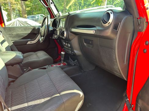 Used 2012 Jeep Wrangler Unlimited Sahara image 10