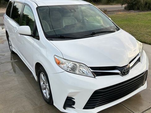 Used 2018 Toyota Sienna LE FWD image 2