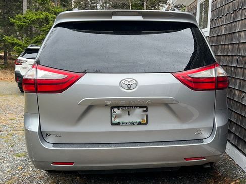 Used 2015 Toyota Sienna LE image 4