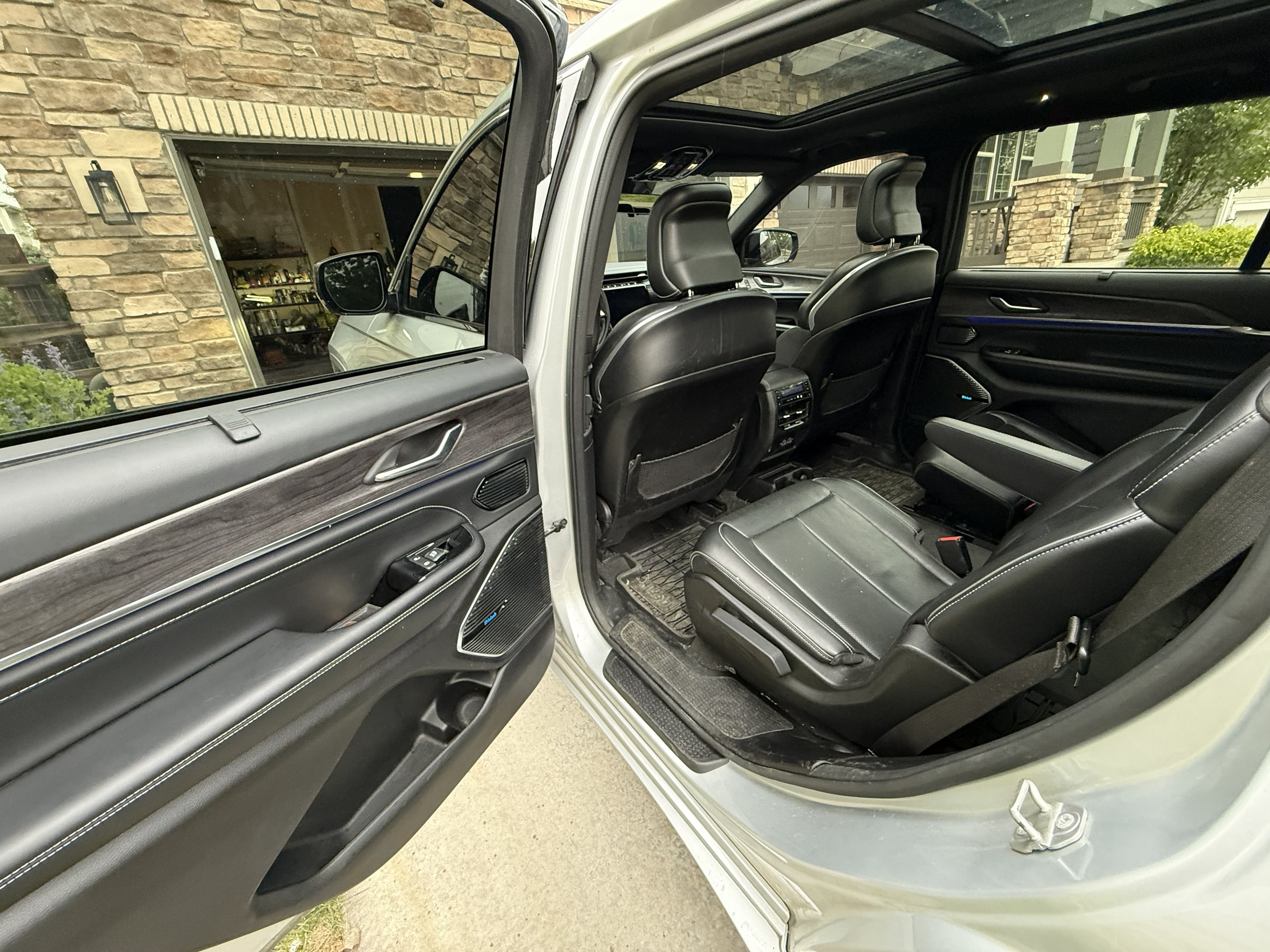 Used 2021 Jeep Grand Cherokee L Overland w/ Advanced Protech Group III AWD/4WD image 11
