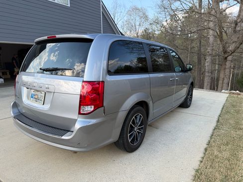 Used 2018 Dodge Grand Caravan SE FWD image 11
