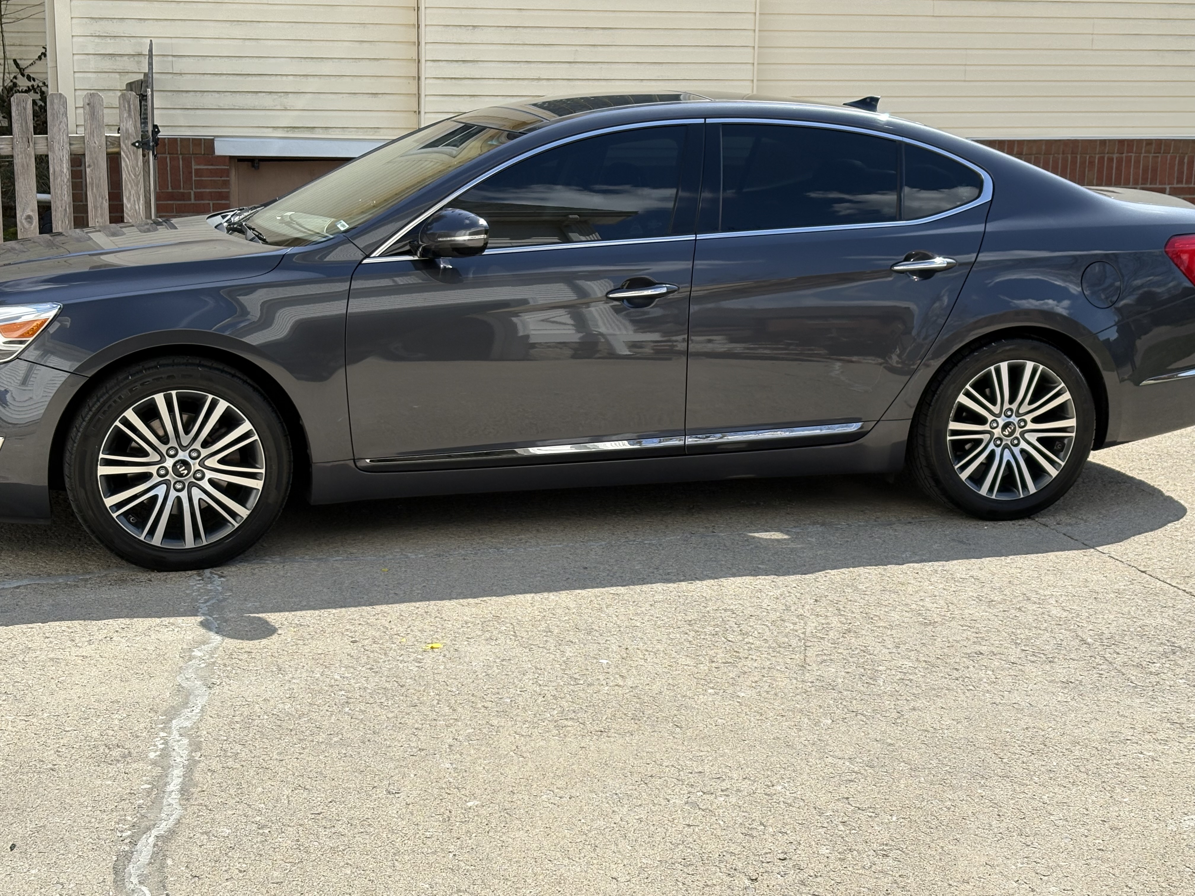 Used 2015 Kia Cadenza Premium FWD image 2