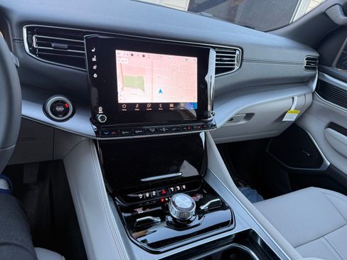 Used 2025 Jeep Wagoneer Series II image 2