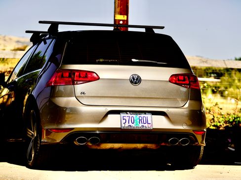 Used 2016 Volkswagen Golf R 4-Door w/ Driver Assistance Package AWD/4WD image 2