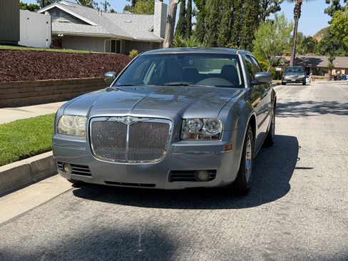 Used 2006 Chrysler 300 Touring RWD image 2