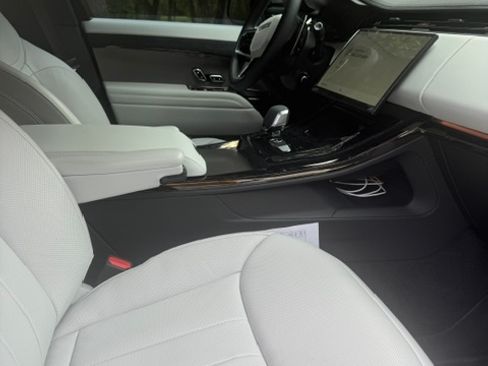Used 2025 Land Rover Range Rover Sport SE AWD/4WD image 11