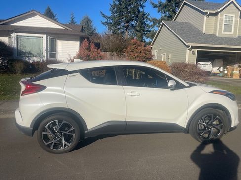 Used 2021 Toyota C-HR XLE image 16