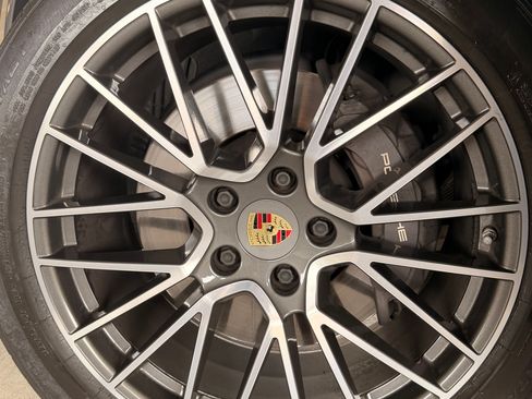 Used 2022 Porsche Cayenne AWD/4WD image 13
