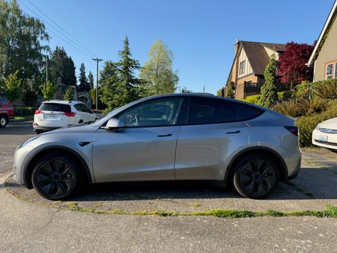 Used 2024 Tesla Model Y Long Range AWD/4WD image 2
