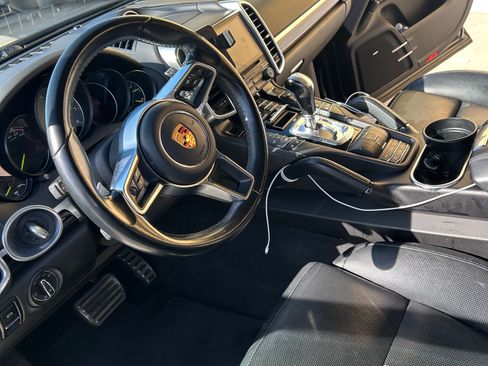 Used 2018 Porsche Cayenne S AWD/4WD image 2