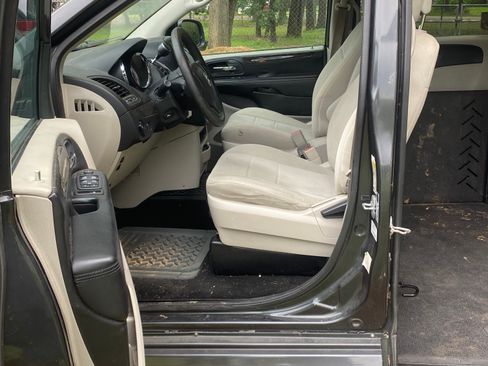 Used 2011 Dodge Grand Caravan Mainstreet w/ PWR Convenience Group FWD image 9