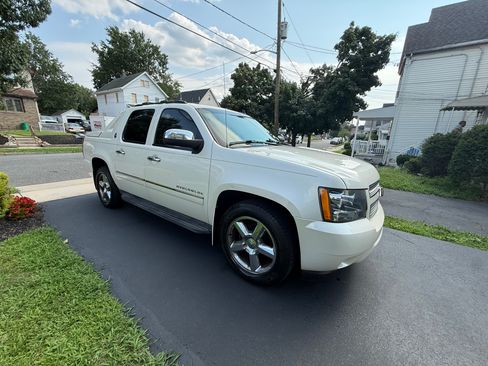 Used 2013 Chevrolet Avalanche LTZ AWD/4WD image 2