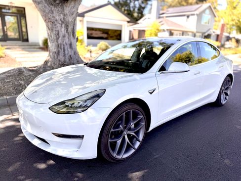 Used 2018 Tesla Model 3 Mid Range RWD image 9