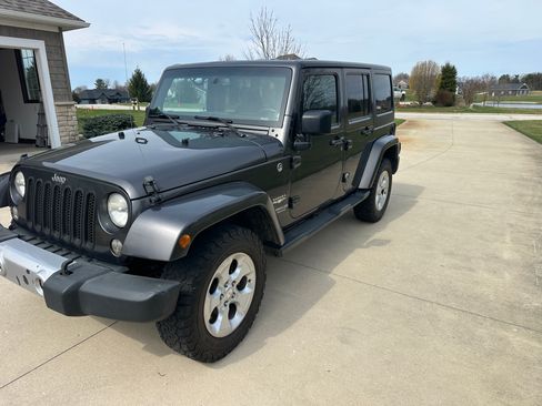 Used 2014 Jeep Wrangler Unlimited Sahara w/ Connectivity Group image 4