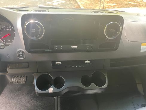 Used 2021 Mercedes-Benz Sprinter 2500 image 24