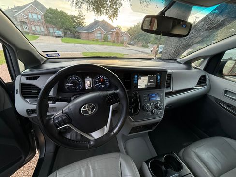 Used 2017 Toyota Sienna XLE Premium FWD image 13