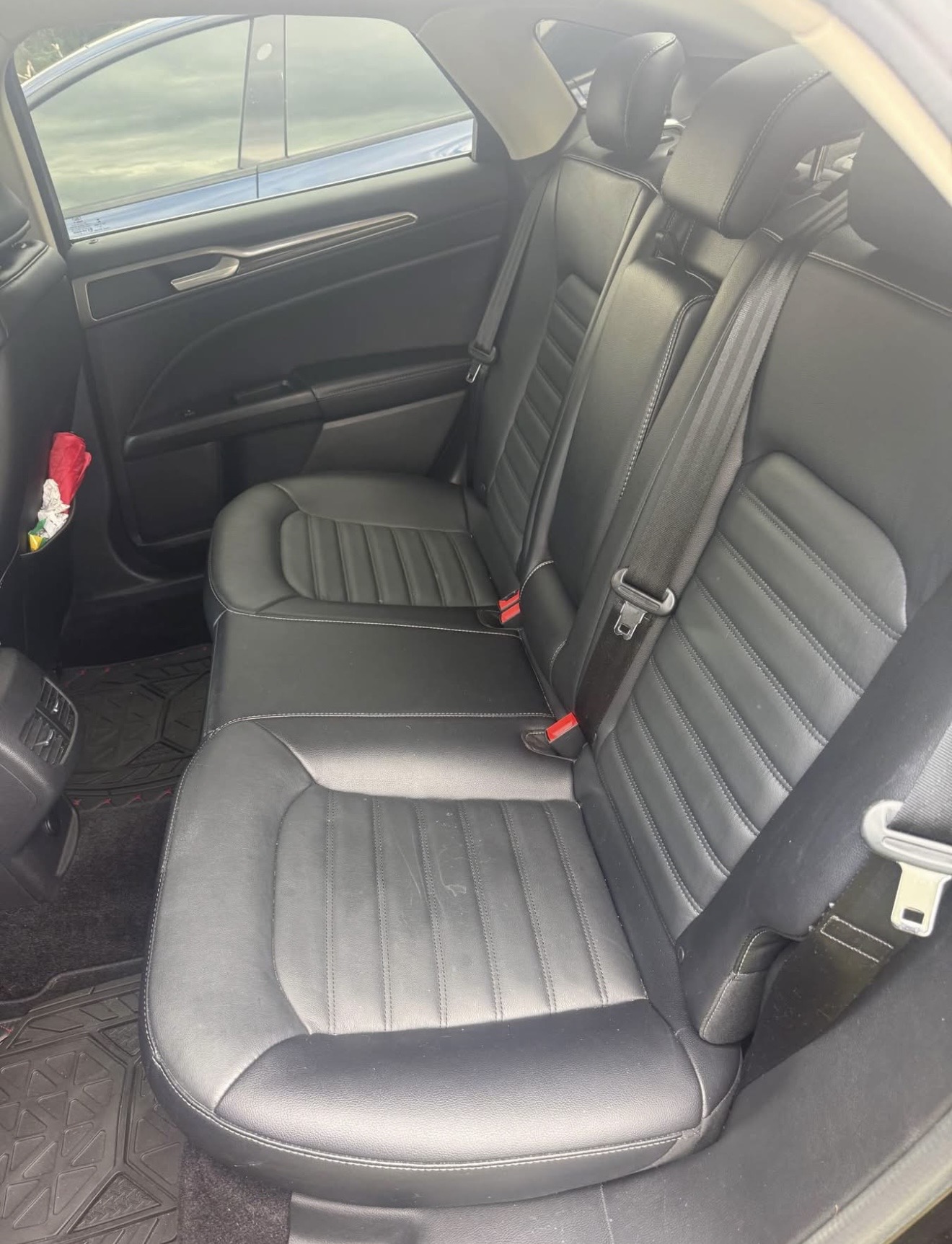 Used 2017 Ford Fusion SE w/ Fusion SE Technology Package FWD image 6
