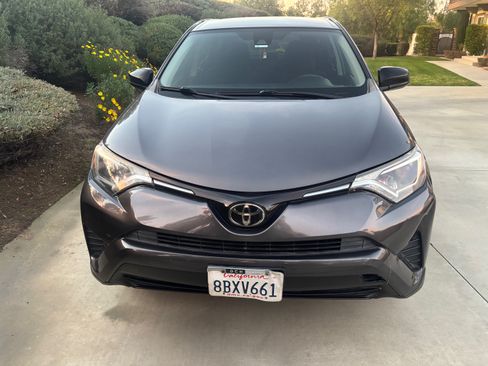 Used 2018 Toyota RAV4 LE w/ Carpet Mat Package image 10