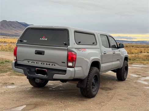 Used 2018 Toyota Tacoma TRD Sport image 4