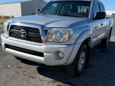 Used 2011 Toyota Tacoma 4x4 Access Cab V6 w/ SR5 Pkg #2 image 2