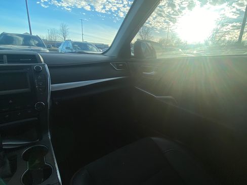 Used 2017 Toyota Camry SE image 9