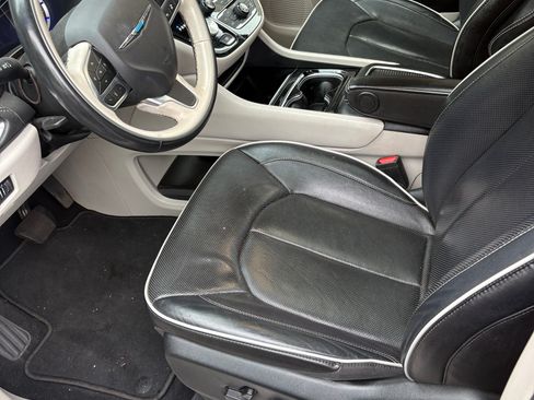 Used 2021 Chrysler Pacifica Limited w/ Premium & Safety Sphere Group image 13