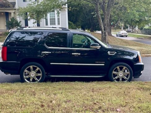 Used 2010 Cadillac Escalade Luxury image 12