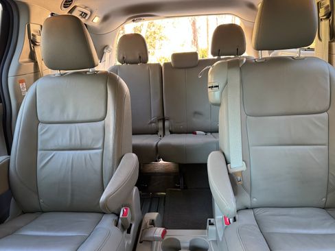 Used 2016 Toyota Sienna XLE image 18