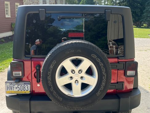 Used 2012 Jeep Wrangler Unlimited Sport AWD/4WD image 5
