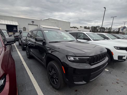 Used 2025 Jeep Grand Cherokee L Limited w/ Luxury Tech Group II image 4