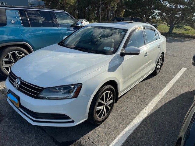 Used 2017 Volkswagen Jetta SE FWD image 2