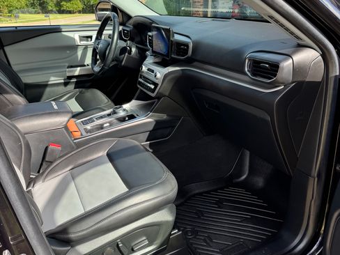 Used 2022 Ford Explorer XLT w/ Equipment Group 202A RWD image 8