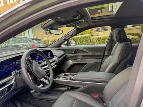 Used 2025 Cadillac Lyriq Luxury image 6