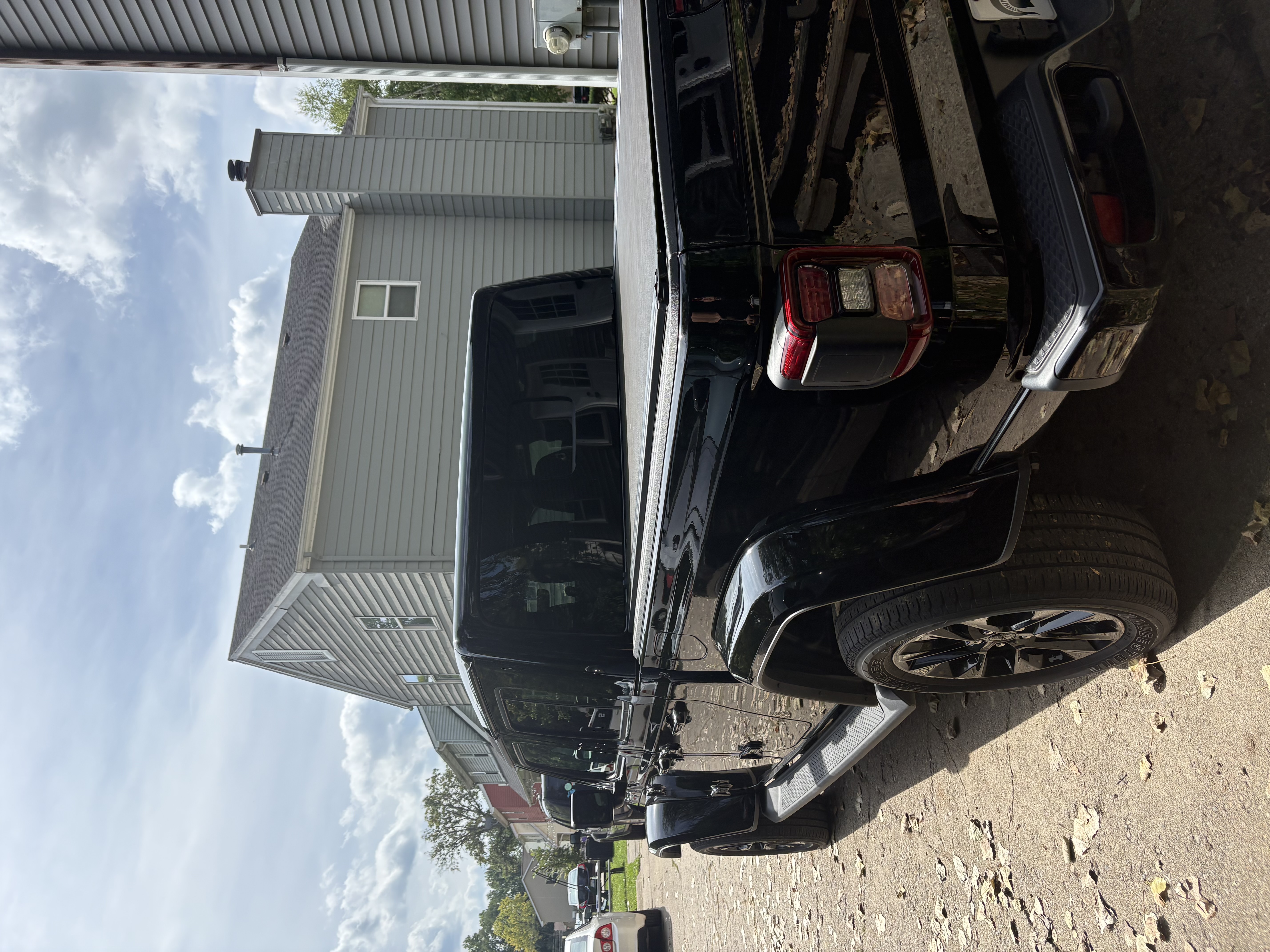 Used 2023 Jeep Gladiator Overland AWD/4WD image 11