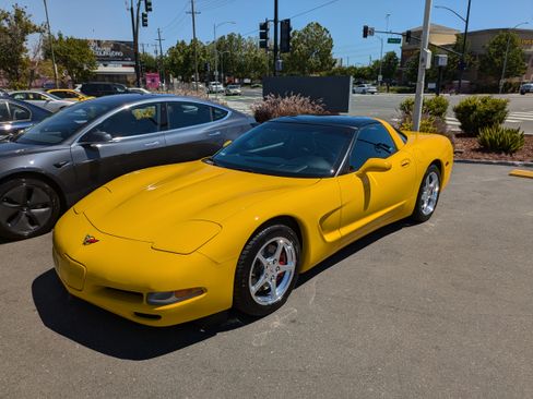 Used 2000 Chevrolet Corvette Coupe w/ Performance Handling Pkg image 1