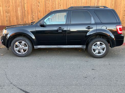 Used 2010 Ford Escape XLT image 2