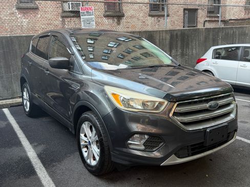 Used 2017 Ford Escape SE AWD/4WD image 2
