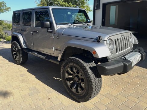 Used 2015 Jeep Wrangler Unlimited Sahara w/ Max Tow Package AWD/4WD image 2