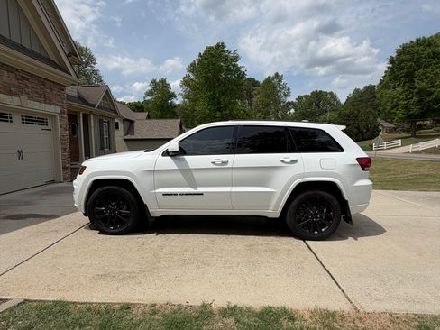 Used 2020 Jeep Grand Cherokee Altitude image 1