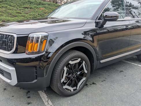 Used 2024 Kia Telluride EX w/ EX Captain's Chair Package image 6