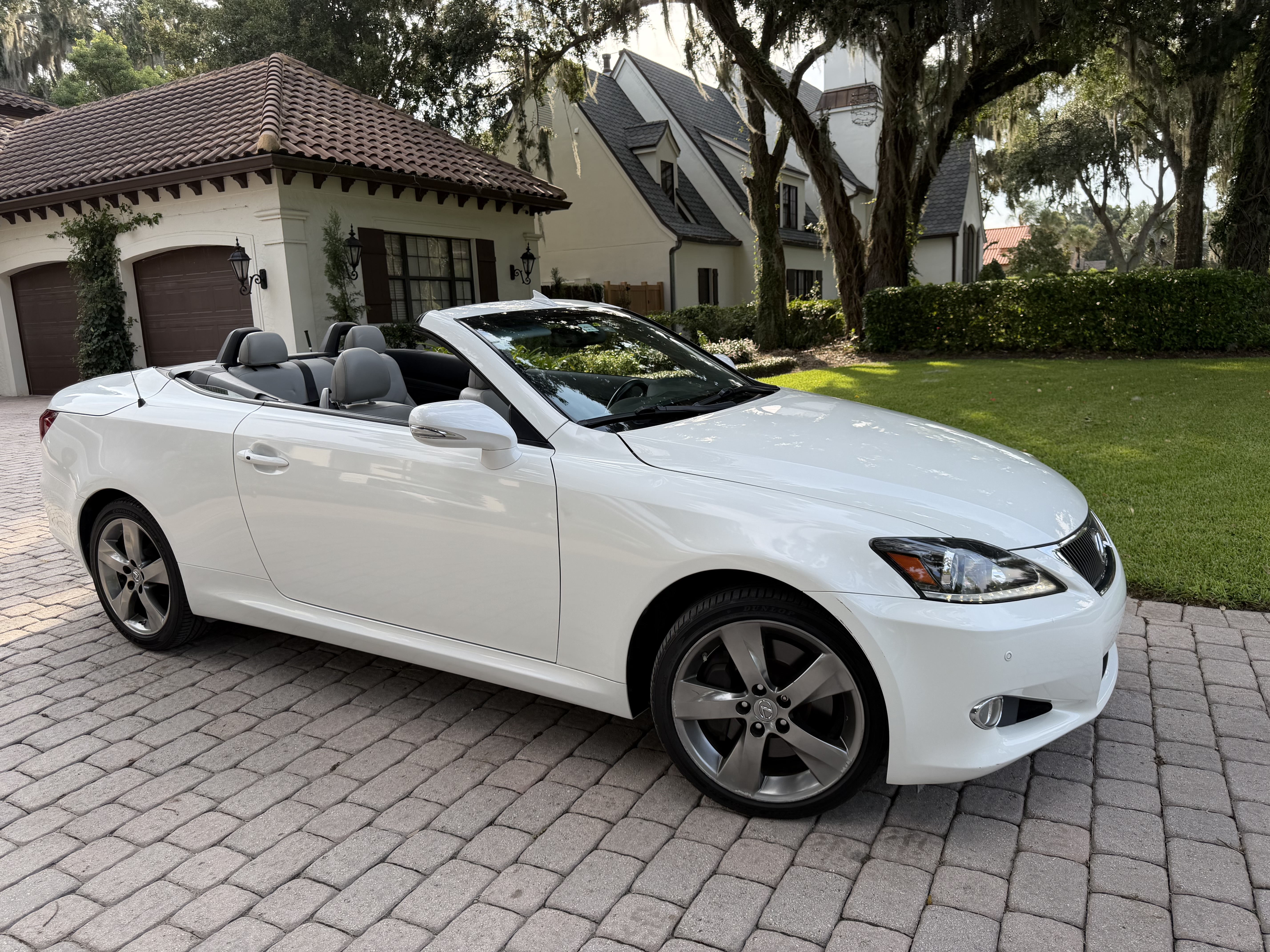 Used 2011 Lexus IS 350C w/ Luxury Pkg RWD image 2