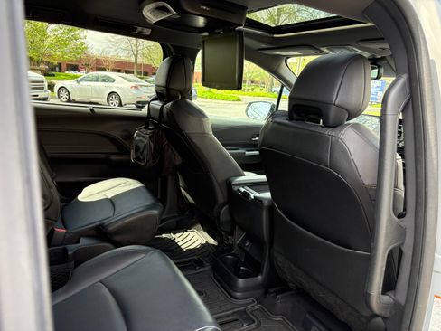 Used 2022 Toyota Sienna XLE Woodland Edition image 8