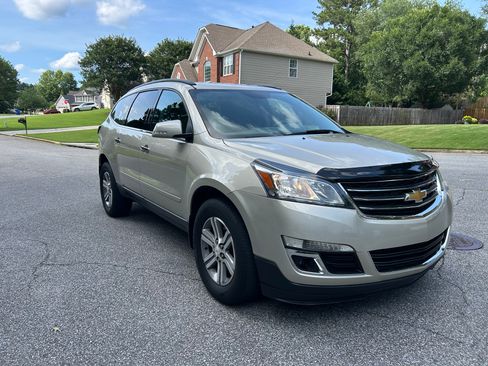 Used 2015 Chevrolet Traverse LT FWD image 2