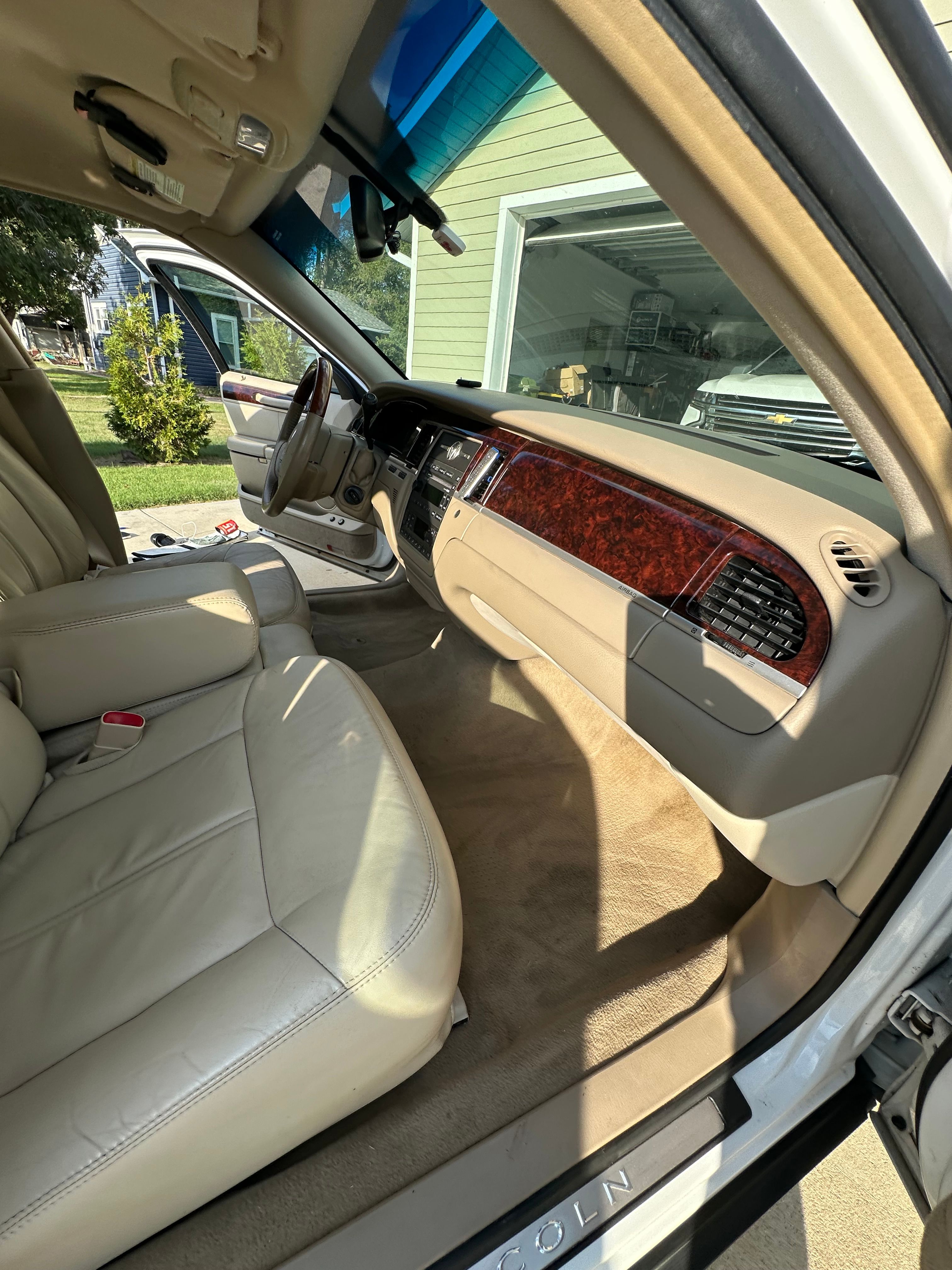 Used 2011 Lincoln Town Car Signature Limited RWD image 24