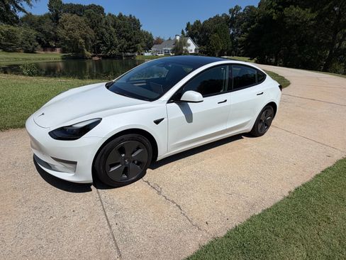 Used 2023 Tesla Model 3 Standard Range RWD image 1